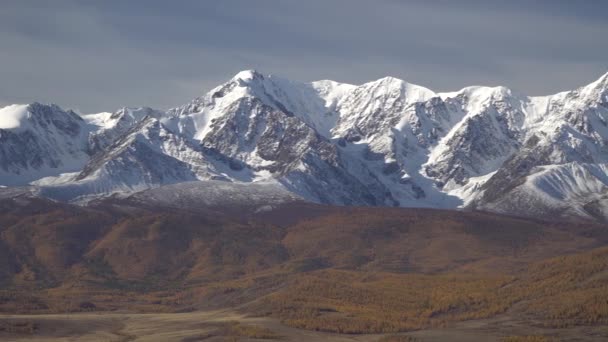 Krásný panoramatický záběr zasněžených vrcholků Altai hor. — Stock video