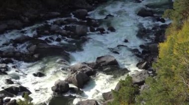 Sibirya 'da kayaları olan dağ nehrinin güzel manzarası.