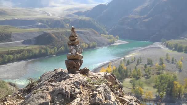 背景にシベリアの風景と石のピラミッドのクローズアップ. — ストック動画