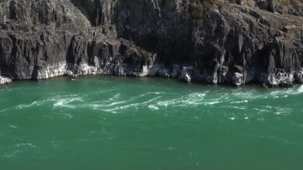 高い岩の銀行と大きな山の川の流れの美しい風景. — ストック動画