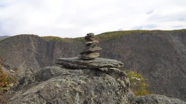 Pirámide de piedra primer plano con paisaje siberiano en el fondo . — Vídeo de stock