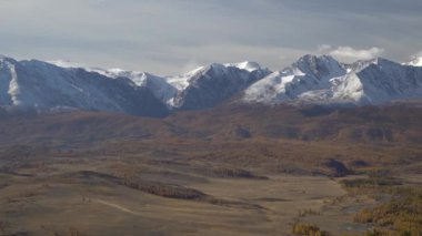 Karlı Altai dağlarının güzel panoramik görüntüsü.