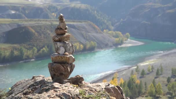 Stenpyramid närbild skott med sibirisk landskap på bakgrunden. — Stockvideo