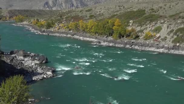 Schöne Landschaft Blick auf einen smaragdgrünen Gebirgsfluss mit felsigen Ufern und Herbstbäumen. — Stockvideo