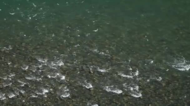 Piedras bajo el río de montaña flujo de agua . — Vídeo de stock