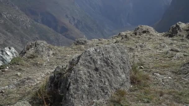 Primer plano del precipicio rocoso con paisaje siberiano en el fondo . — Vídeos de Stock