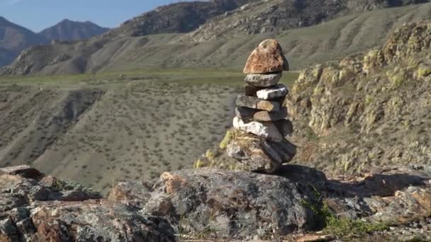 Stenpyramid närbild skott med sibirisk landskap på bakgrunden. — Stockvideo