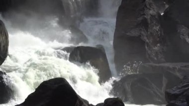 Güçlü çağlayan şelale Uchar. Altai dağları, Sibirya, Rusya.