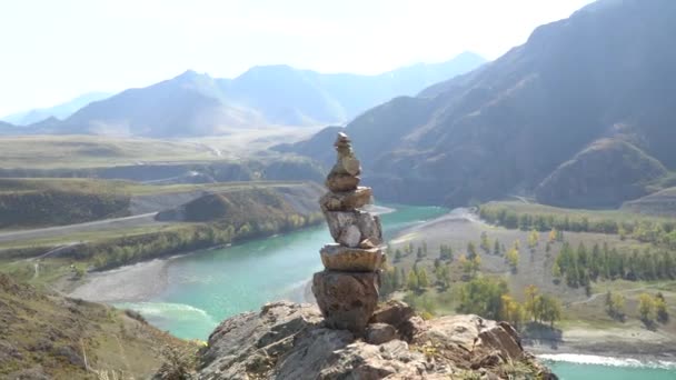 Stenpyramid närbild skott med sibirisk landskap på bakgrunden. — Stockvideo