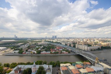 Havadan görünümü Moskova ile Luzhniki Stadı, Moskova Nehri, Saint Andrew's Manastırı, Neskuchny Bilimler (altın Brain Rus Akademisi binadan çekilen Bahçe)