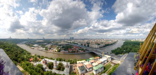 Luzhniki Stadı, serçe tepeleri, Moskova Üniversitesi, Moskova Nehri, Moskova panoramik Saint Andrew's Manastırı, Neskuchny Bilimler (altın Brain Rus Akademisi binadan çekilen Bahçe)