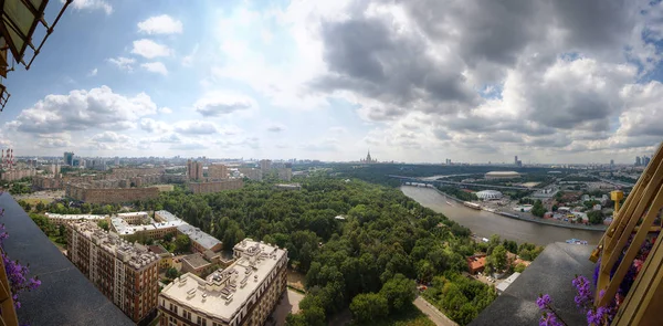 Luzhniki Stadı, serçe tepeleri, Moskova Üniversitesi, Moskova Nehri, Neskuchny Bilimler (altın Brain Rus Akademisi binadan çekilen bahçe ile Moskova panoramik manzaralı)