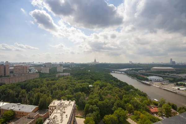 Moskova Luzhniki Stadı, serçe tepeleri, Moskova Üniversitesi, Moskova Nehri, Neskuchny Bilimler (altın Brain Rus Akademisi binadan çekilen bahçe ile havadan görünümü)