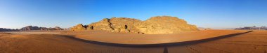 Wadi Rum çölünde (Ay Vadisi) kumtaşı kayaların panoramik görünümü. Ürdün, 2018