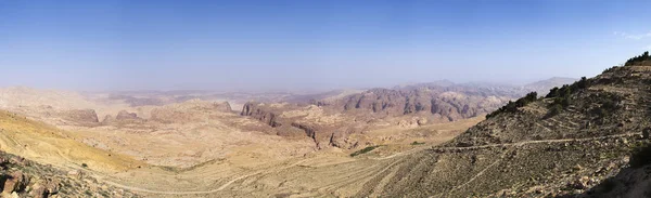 Petra yakınlarındaki dağların panoramik görünümü. Ürdün, 2018