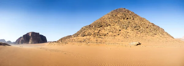 Wadi Rum çölünde (Ay Vadisi) Piramidal kayanın panoramik manzarası. Ürdün, 2018