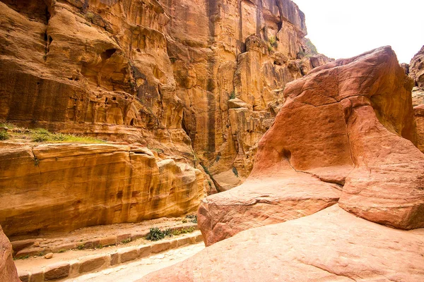 Kanyon Siq Ürdün Petra tapınak kenti yol katmanlı kumtaşı doku. 201