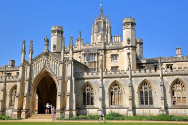 Cambridge, İngiltere - 6 Mayıs 2018: St John's College Üniversitesi, New Kortu yakın oymalar detayları ile çekim