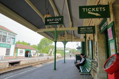 Corfe Castle, İngiltere - 21 Mayıs 2018: İstasyonu ana bekleyen Corfe Castle tren istasyonunda platformlar bir miras Buhar varış için tren