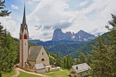 Sassolungo ve Sassopiatto Dağları arka planda, Val Gardena, Dolomites, İtalya ile Santa Cristina ve Ortisei yanında Giacomo kilise Aziz