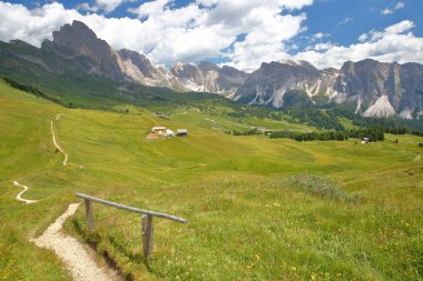 Puez Odle sıradağları Pic Dağı'na giden bir yürüyüş yolundan (Raiser Pass'in üzerinde), Val Gardena, Dolomites, İtalya