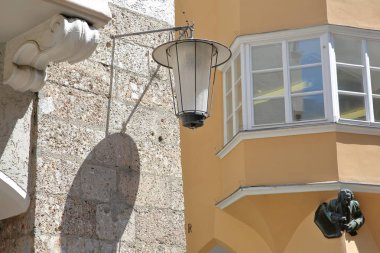 Innsbruck, Avusturya - 2 Temmuz 2018: Yakın çekim oymalar ile dekore edilmiş ve sokak Herzog Friedrich Strasse üzerinde tarihi merkezinde yer alan bir ev cephe