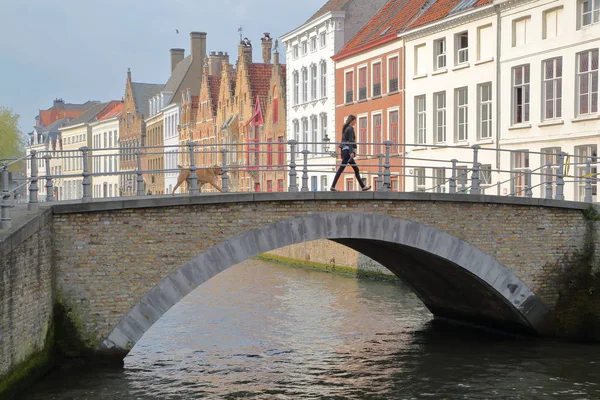 Bruges Belgique Avril 2014 Canal Langerei Avec Pont Des Façades — Photo