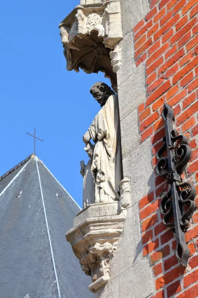 Primer Plano Una Estatua Con Iglesia Saint Giles Fondo Brujas — Foto de Stock