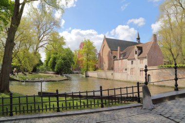 Beguinage (eski bir rahibe tam yemin sürmedi beguines dindar kadınlar topluluğu) ile kuğu arka planda, Bruges, Belçika