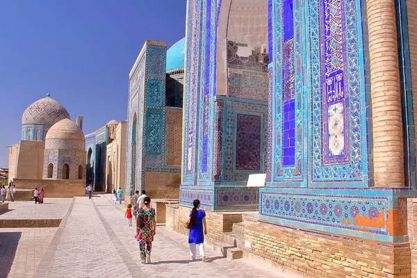 Samarkand Uzbekistan Maj 2011 Den Shah Zinda Med Färgglatt Klädda — Stockfoto