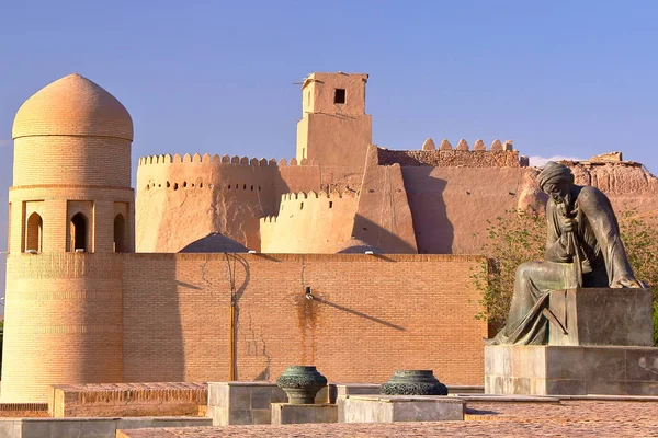 Estatua Del Matemático Khoresmy Con Las Paredes Ciudad Khiva Fondo —  Fotos de Stock