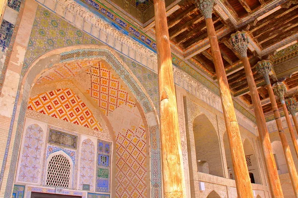 Entrada Principal Mesquita Bolo Haouz Com Pilares Madeira Bucara Uzbequistão — Fotografia de Stock