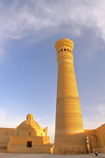 Primer Plano Del Minarete Kalon Atardecer Bujará Uzbekistán —  Fotos de Stock