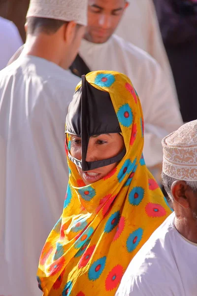 Nizwa Oman Lutego 2012 Portret Kobiety Beduinów Omanu Tradycyjnie Ubrany — Zdjęcie stockowe