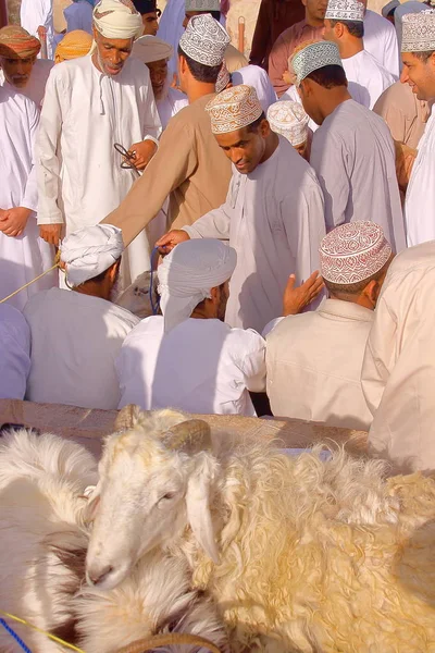 Nizwa Omán Febrero 2012 Hombres Omaníes Tradicionalmente Vestidos Asistiendo Mercado — Foto de Stock