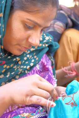 Sumrasar, Gujarat, Hindistan - 19 Aralık 2013: Sumrasar, yerel köyü yakınlarında Bhuj geleneksel nakış