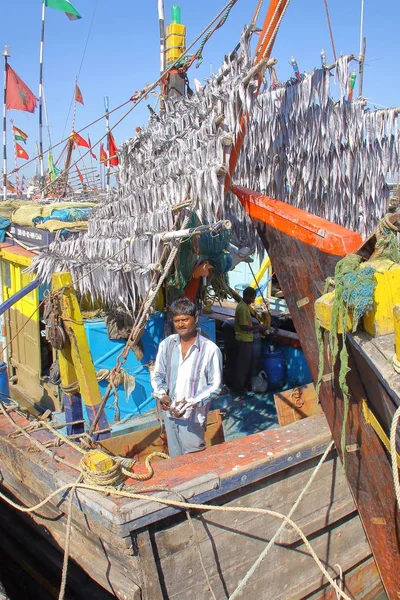 Diu India Enero 2014 Pescador Barco Instalando Pescado Puerto Pesquero — Foto de Stock