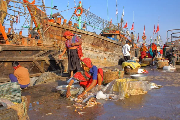 Diu India Enero 2014 Mujeres Preparando Pescado Para Venta Puerto — Foto de Stock