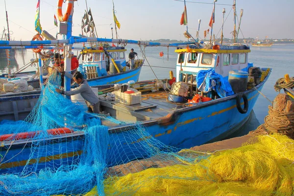 Diu India Enero 2014 Pescadores Trabajando Red Pesca Puerto Pesquero — Foto de Stock