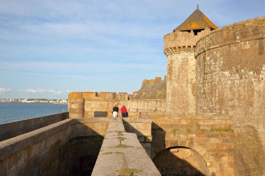 Saint Malo, Fransa - 25 Ağustos 2018: Düşes Anne kale surları Saint Malo, duvarlı şehir etrafında bulunan her bakıldığında