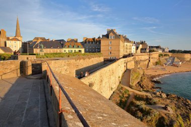 Saint Malo, Fransa - 25 Ağustos 2018: Gün batımında, arka plan ve Bon Secours plaj sağ tarafında Saint Vincent Katedrali ile duvarlı şehir surları