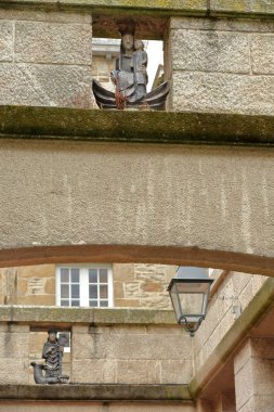 Saint Malo, Fransa - 29 Ağustos 2018: Thevenard sokak duvarlı şehir içinde bulunan yakın çekim (ile iki küçük heykeller) iki archways