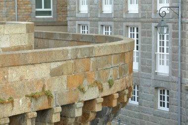 Saint Malo, Brittany, Fransa, geleneksel ev cephe içinde belgili tanımlık geçmiş ile surlar yakın çekim