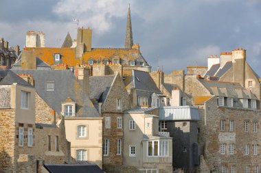 Bacalar ve çatılar, Saint Malo, Brittany, Fransa duvarlı şehir içinde yer alan geleneksel ev cepheler yakın çekim