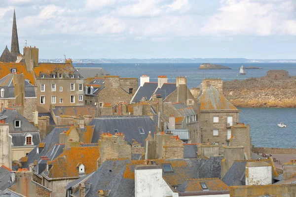 Geleneksel ev cephe bacalar ve duvarlı şehir, Saint Malo içinde Brittany, Fransa, yer ve Grand Island olmak ve Fort ulusal deniz manzaralı çatı ile havadan görünümü