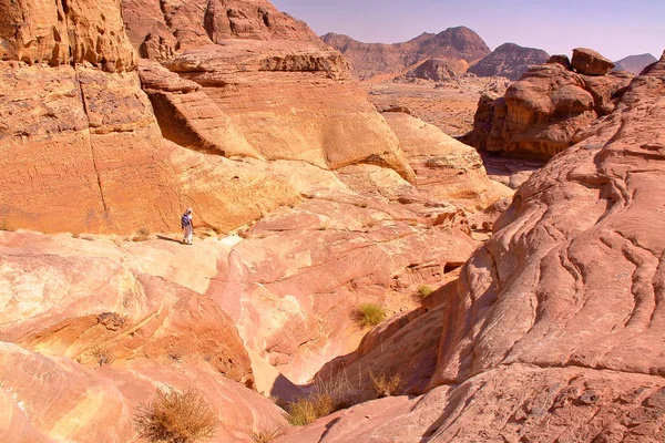 在约旦 五颜六色的河朗姆酒沙漠与多彩的山脉 — 图库照片