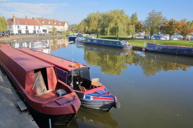 Demirli mavnalar Great Ouse Nehri üzerinde ve geleneksel ile sonbahar Riverside'ta evler, Ely, Cambridgeshire, Norfolk, İngiltere