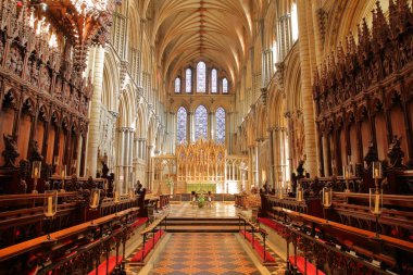 Ely, İngiltere - 20 Ekim 2018: Koltuk ve içinde belgili tanımlık geçmiş papaz Katedrali - iç koro ile ahşap oyma