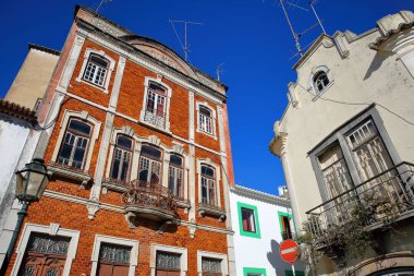 Ferforje korkuluk balkon eski kasaba Monchique, Algarve, Portekiz içinde renkli cepheler
