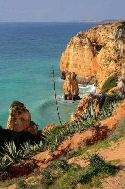 Ponta da Piedade Lagos, Algarve, Portekiz her Cliffs, kaya oluşumları ve temiz su bakıldığında